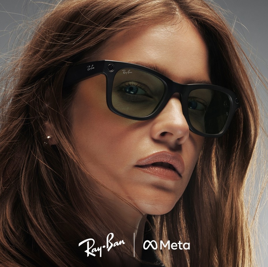 Ray-Ban Meta: Frau mit Ray-Ban Meta AI Brille