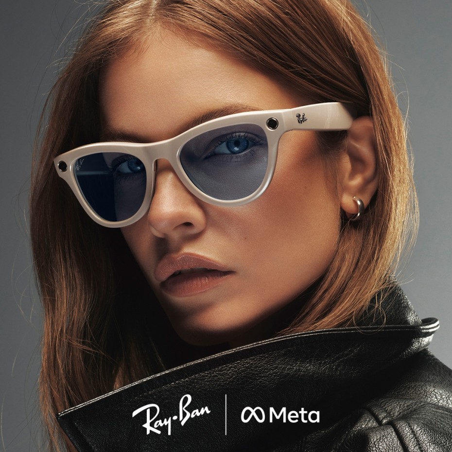Ray-Ban Meta: Frau mit Ray-Ban Meta AI Brille